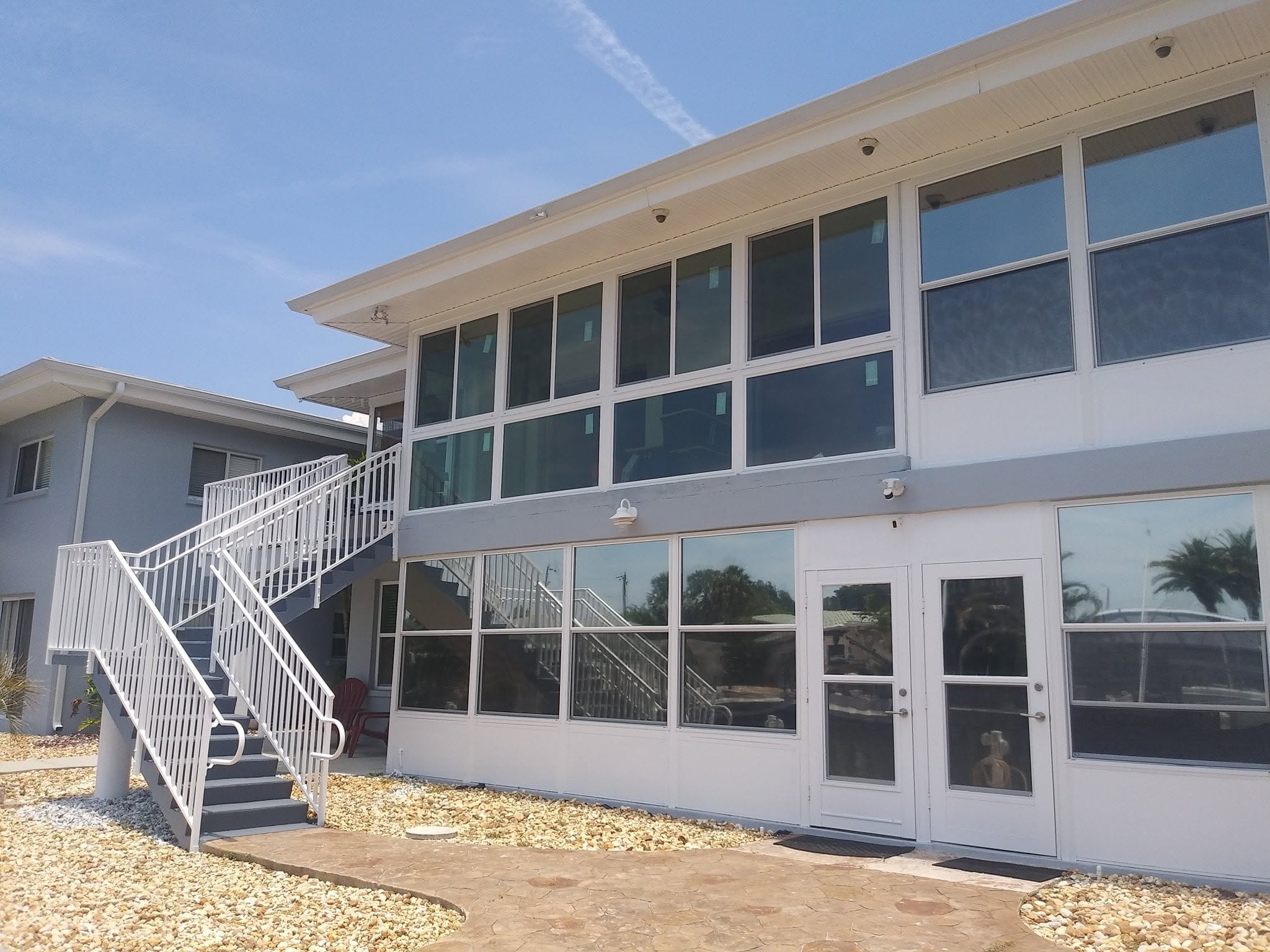 Broad residential aluminum enclosure and glass installation by Daly Aluminum
